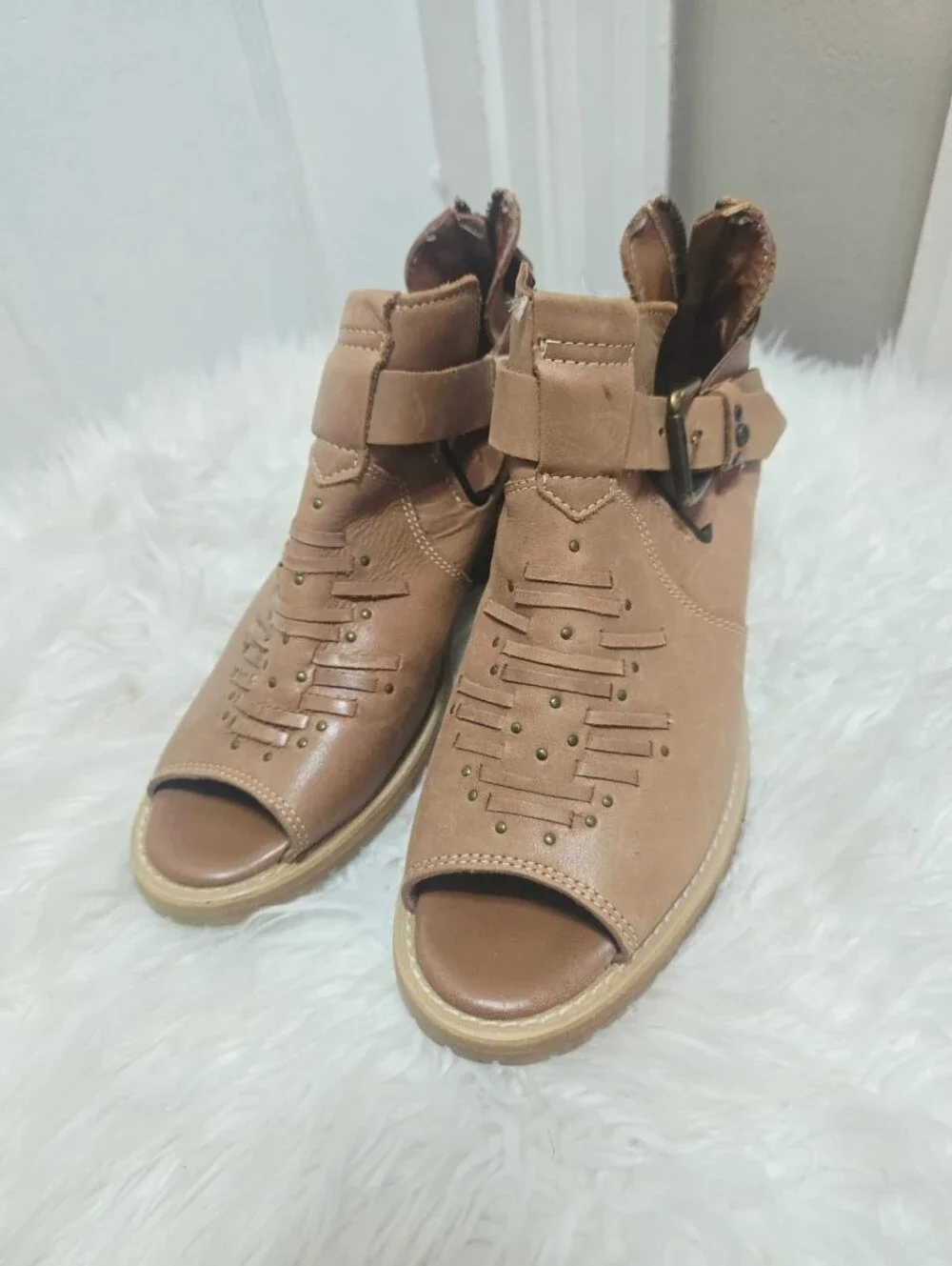 Caterpillar Cat Ankle Tan Leather Boot Buckled Strap and Cut-out Sz 8.5